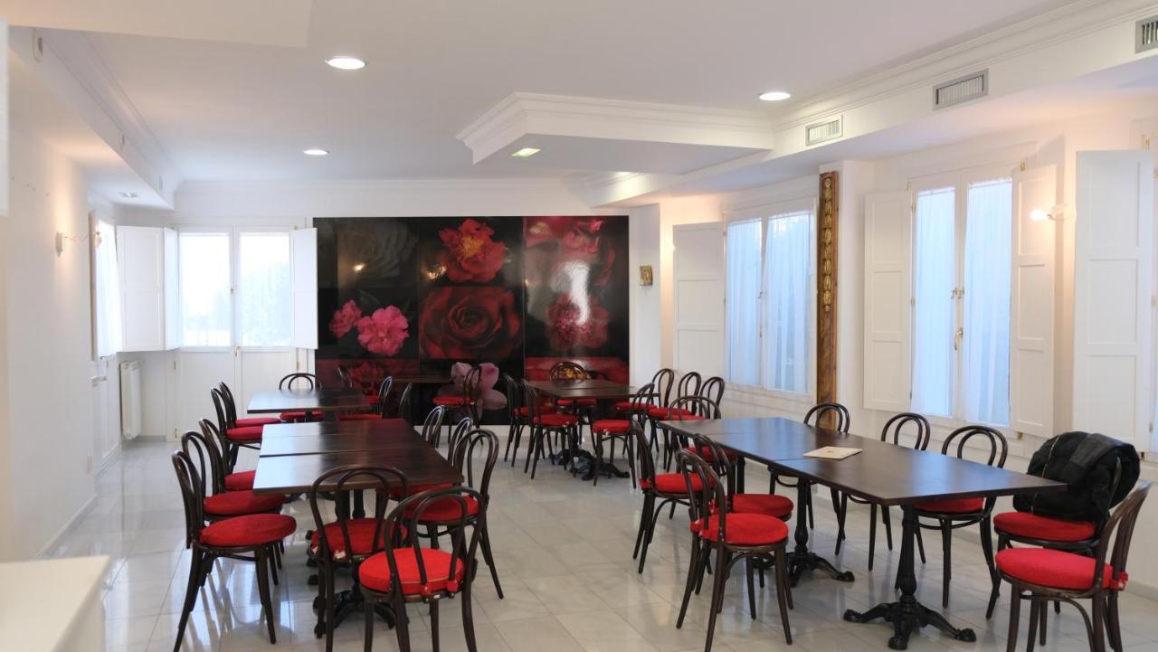 La Casa De Camelias 3*